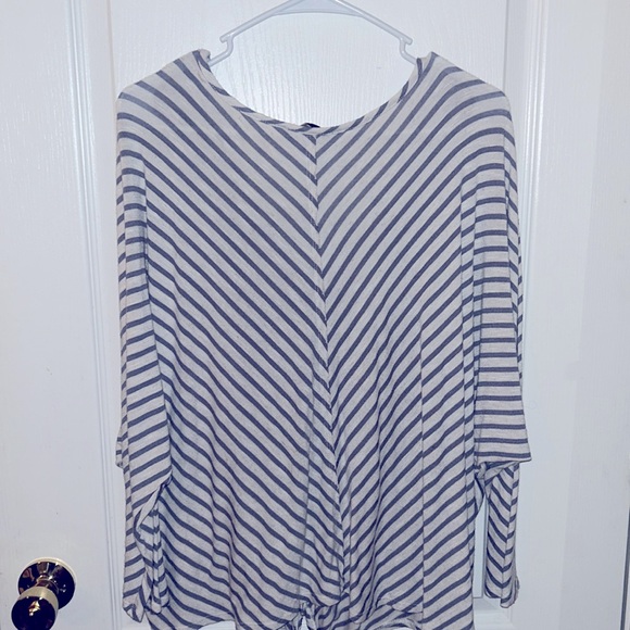 WOMANS BLUE AND WHITE STRIPED LONG SLEEVE SHIRT 👕 - Picture 4 of 4